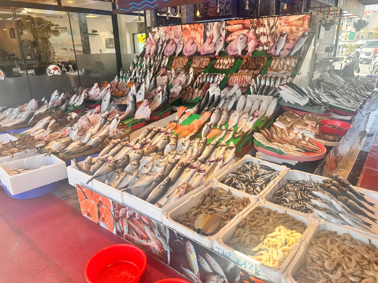 Vakantie stilte op de vismarkten in Istanbul