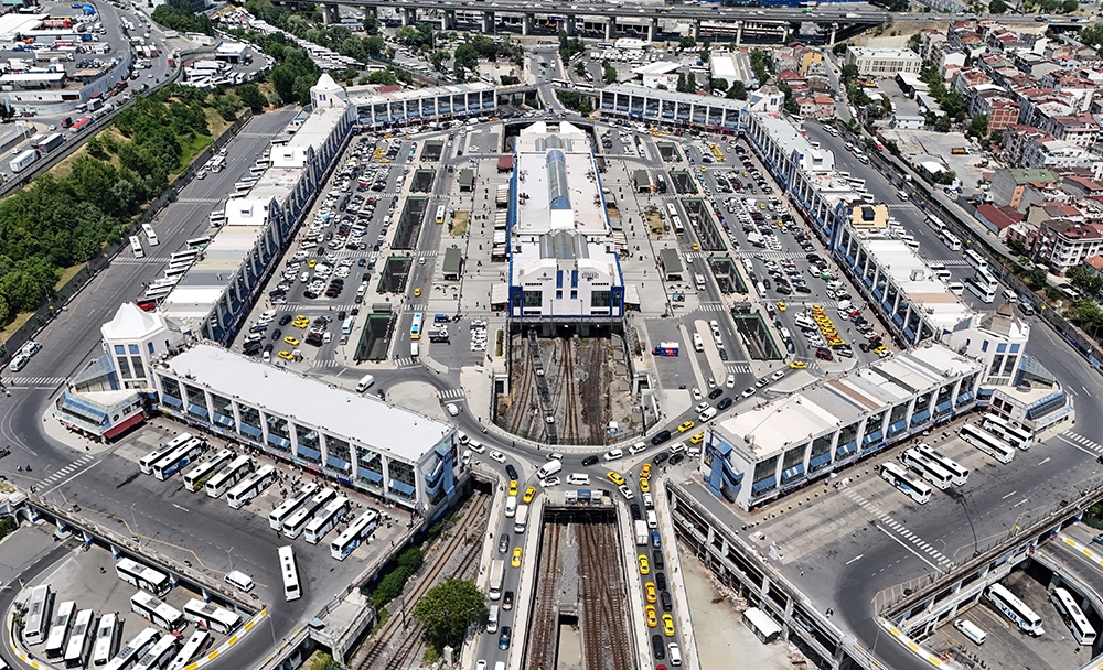 L'activité des vacances à la gare routière d'Istanbul a été vue depuis les airs