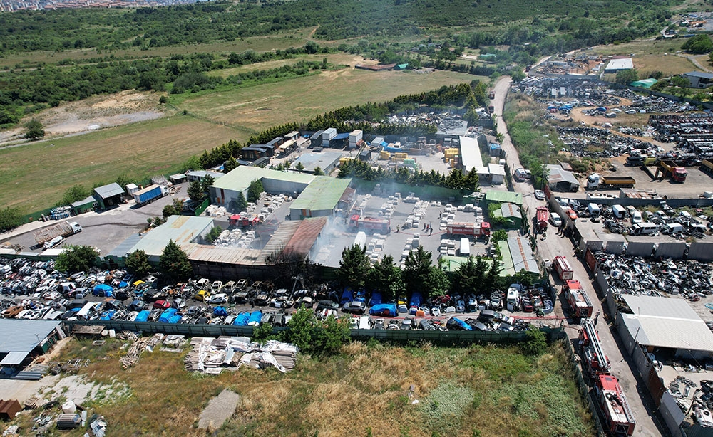 W magazynie ceramiki w Maltepe wybuchł pożar, który rozprzestrzenił się na złomowisko