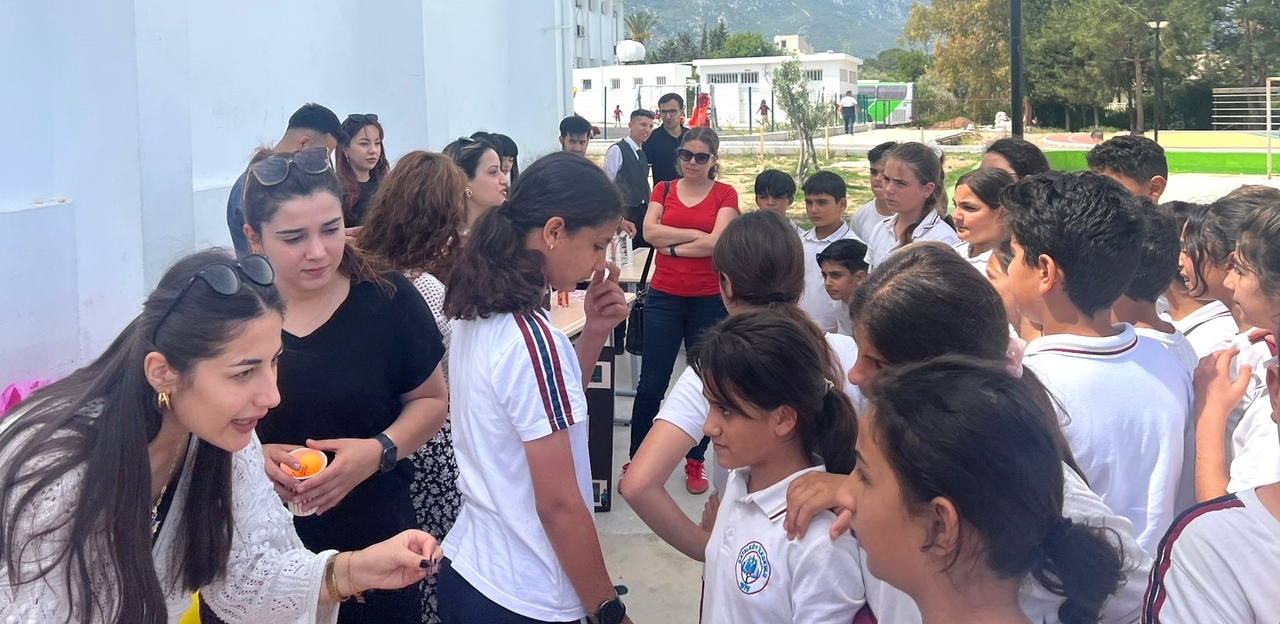 Inspirujące wsparcie edukacyjne od studentów uniwersytetu w Çatalköy