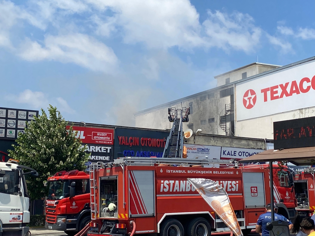 Pożar, który wybuchł w zakładzie przemysłu motoryzacyjnego w Ümraniye, został ugaszony