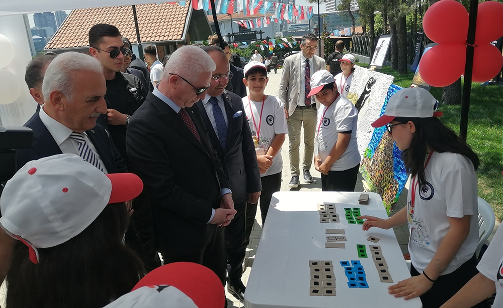 Le gouverneur d'Istanbul, Gül, a assisté au festival de l'expo-sciences Ümraniye Tübitak 4006-C