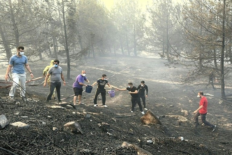 Fire halts maritime traffic in Türkiye's Dardanelles Strait