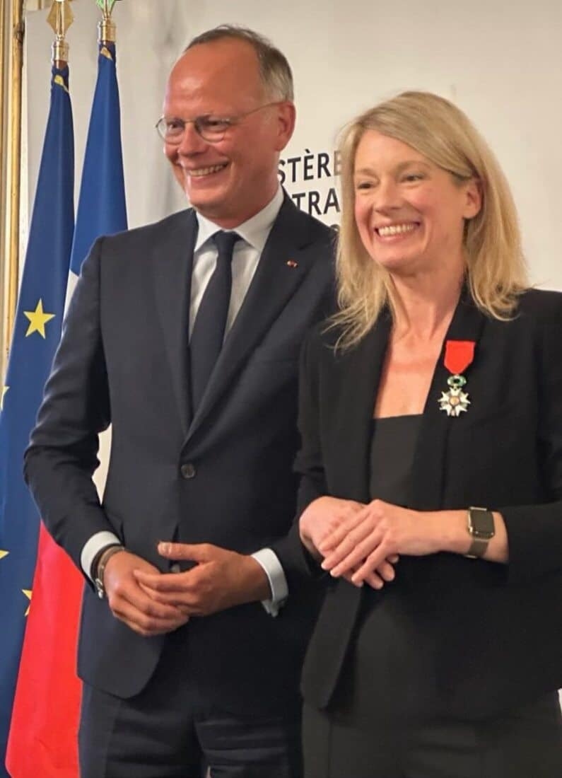Bérangère Abba, la Legión de Honor otorgada por Edouard Philippe