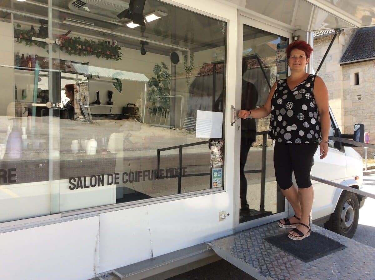 Um cabeleireiro itinerante na aldeia