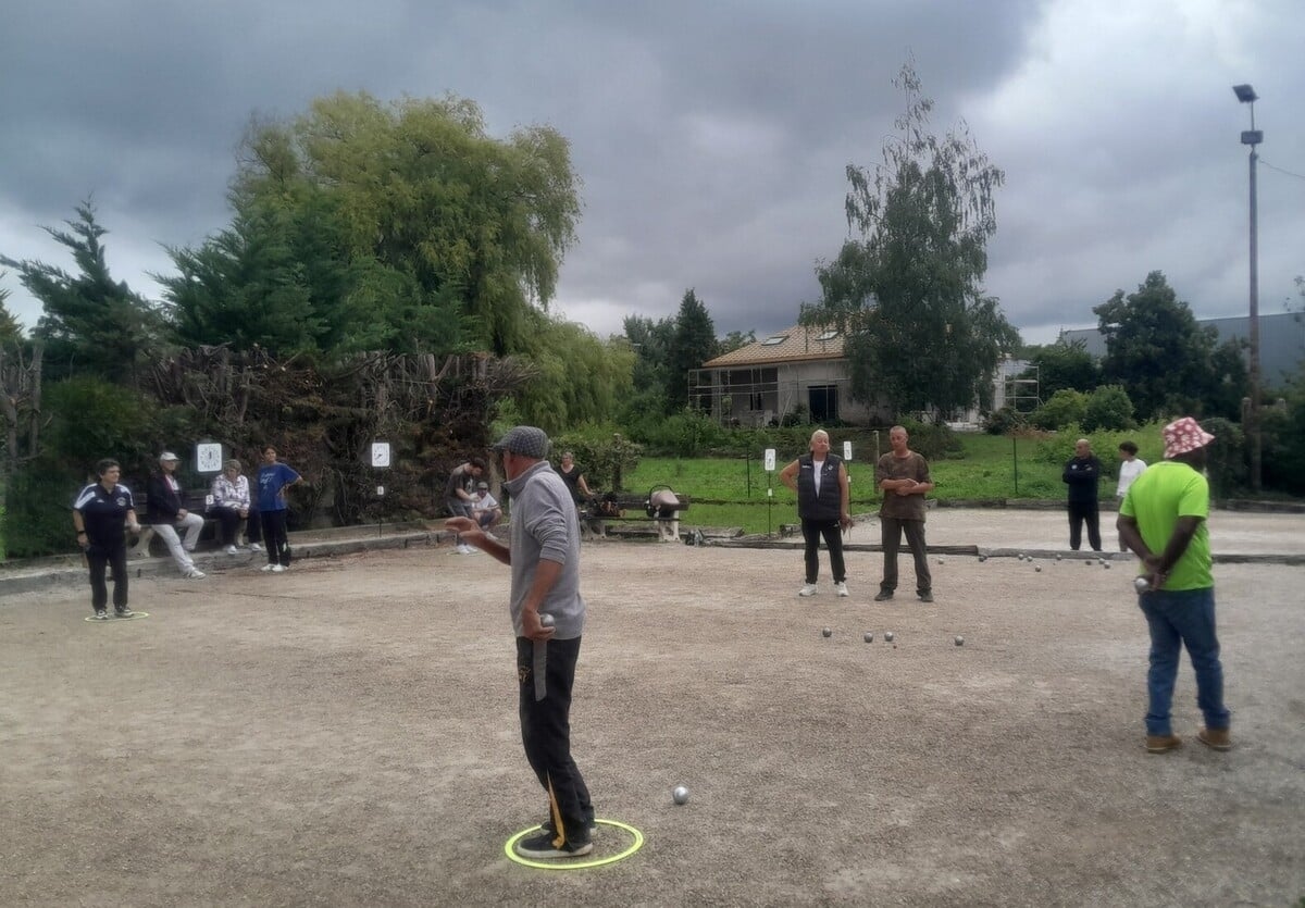 Der Regen hält die Bowler nicht auf