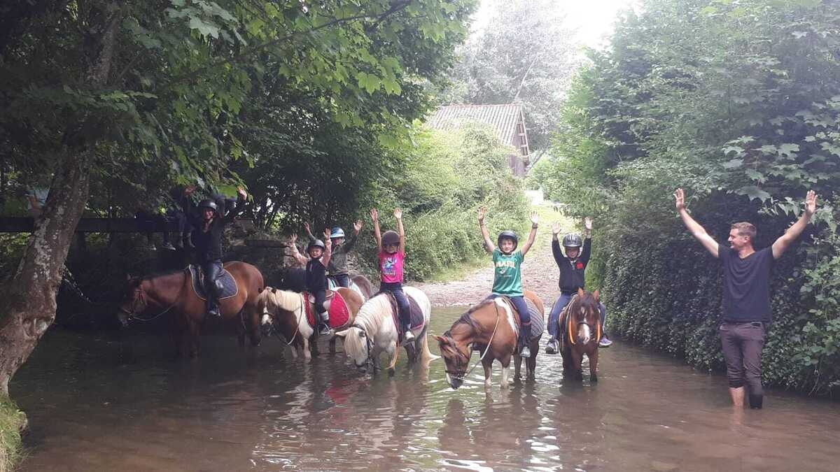 Młodzi ludzie w siodle na niezapomniany tydzień