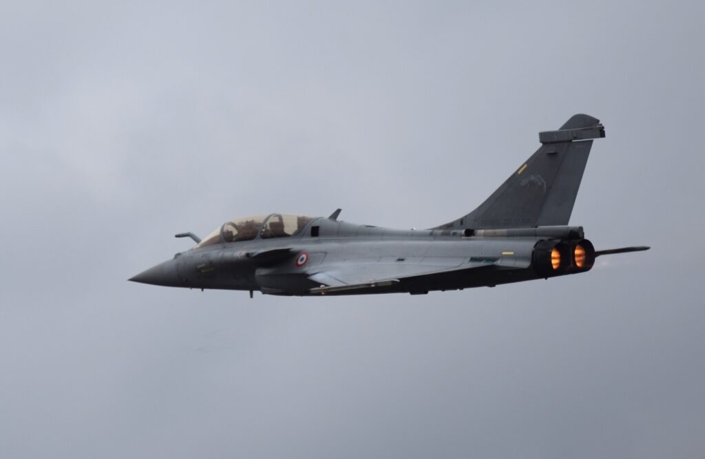 Rafale Bragards und Chaumontais Gendarmenkadetten auf den Champs