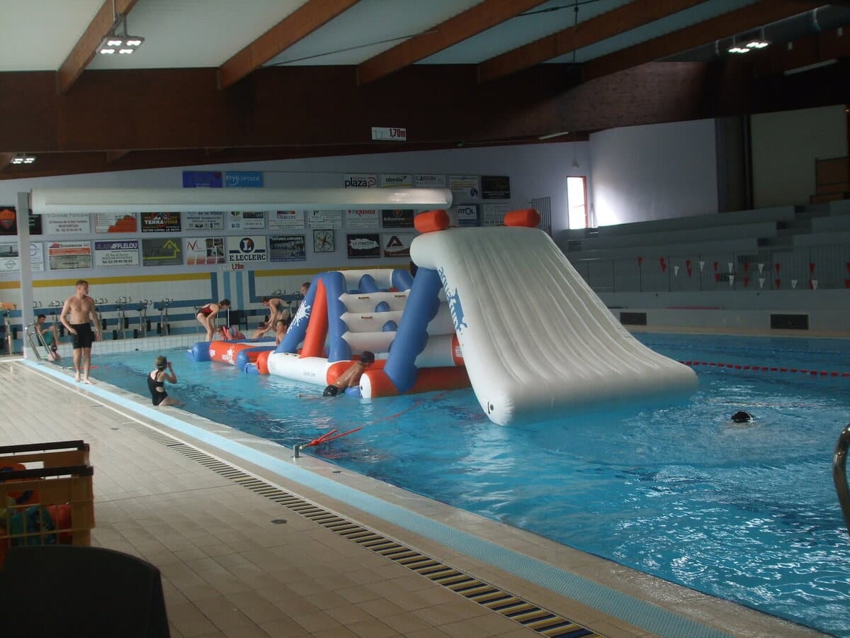 La piscina intercomunitaria está abierta todo el verano.