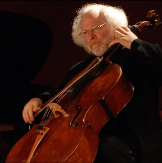 Un dúo muy unido de guitarra y violonchelo
