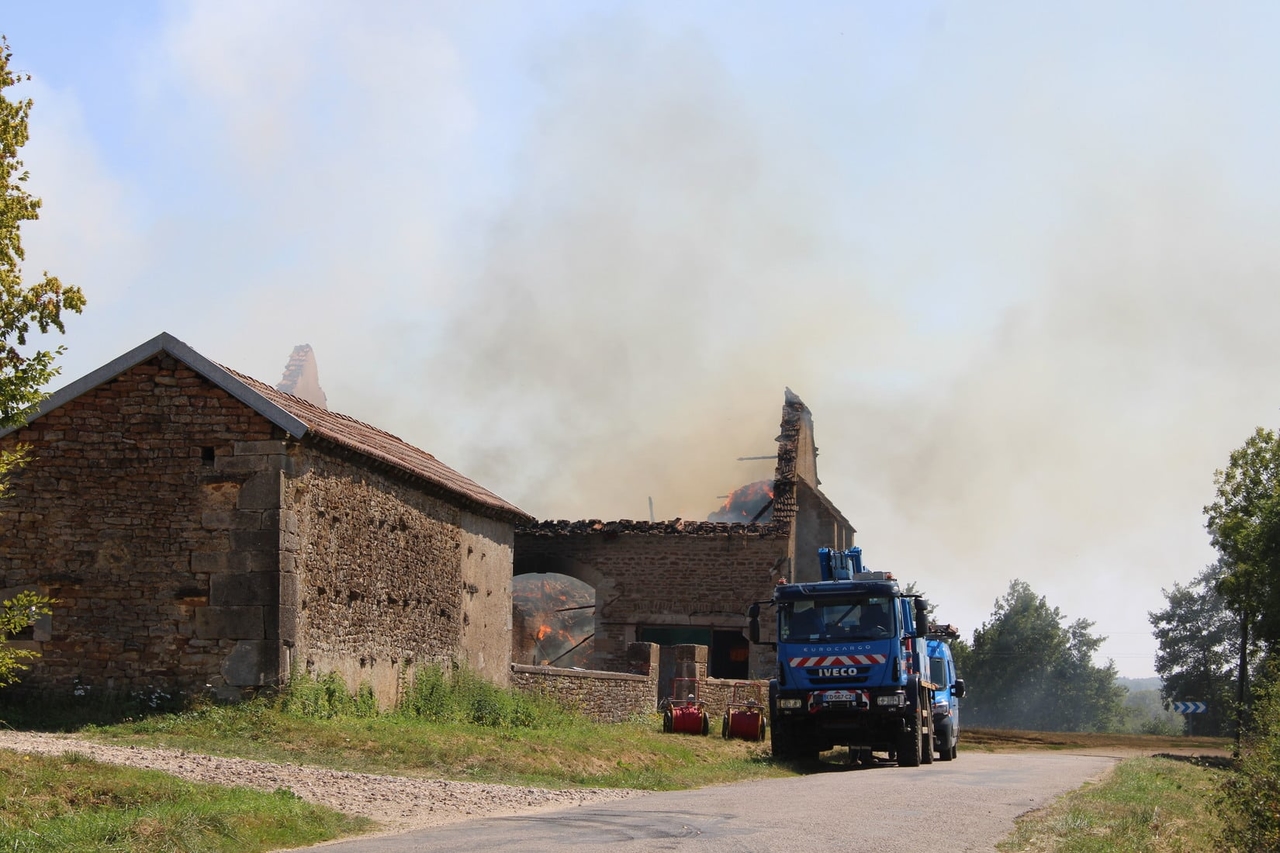 Pożar stodoły rolniczej w Heuilley-le-Grand