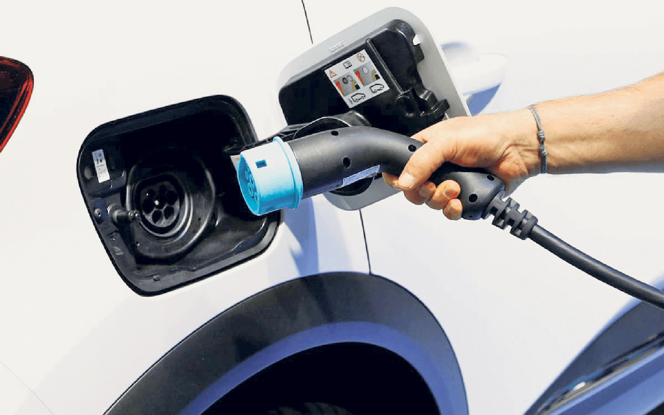 L'ascesa inarrestabile delle auto elettriche: in 10 anni rappresentano già un terzo delle vendite