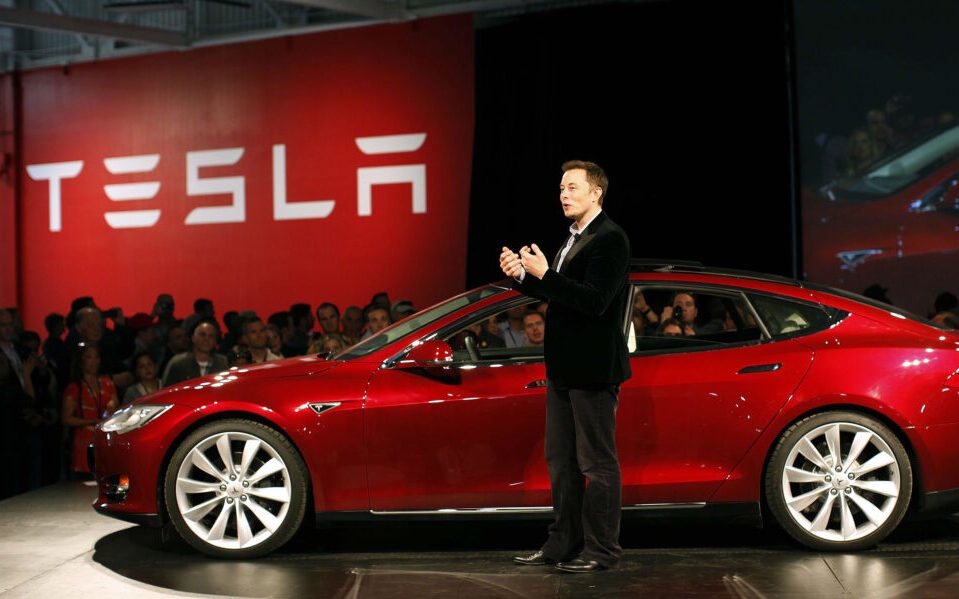 Tesla падает более чем на 7% после того, как Маск объявил о формировании новой партии