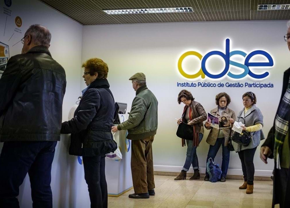 De Vereniging van 30 juli is van mening dat het openbaar bestuur een bijdrage moet leveren aan ADSE