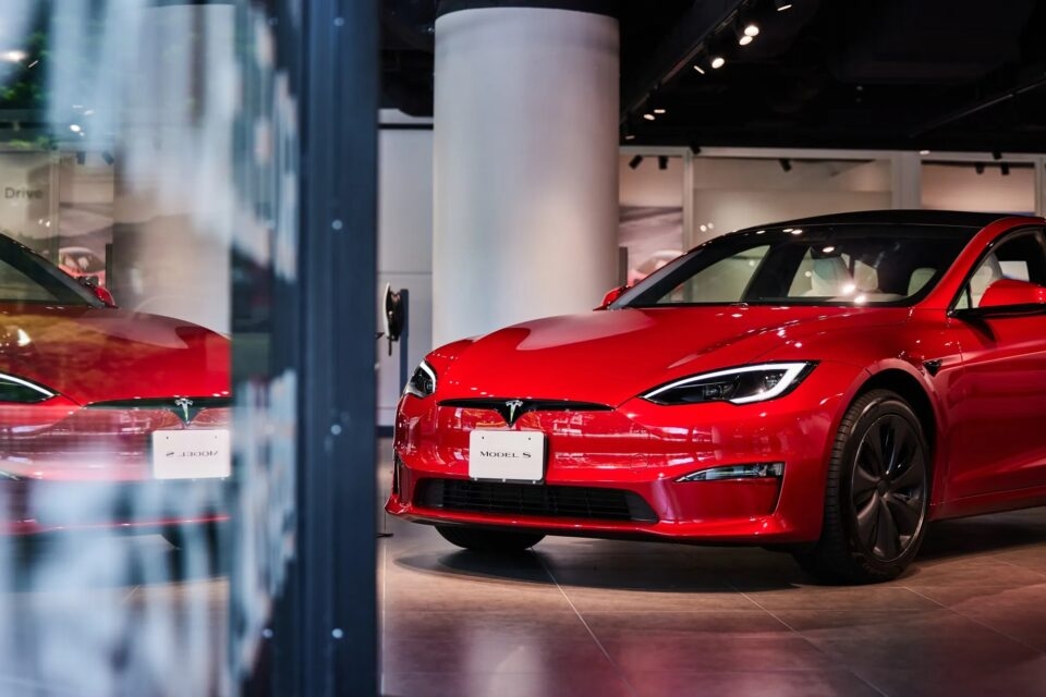 Los vendedores en corto ganaron 3.500 millones de euros con la caída de las acciones de Tesla