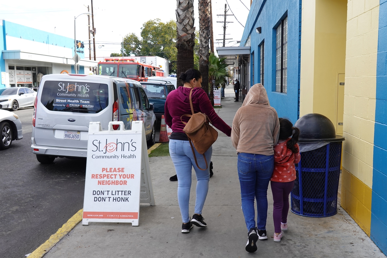 Sağlık Kliniği Çalışanları Göçmen Baskınları Yaklaşırken Anayasal Korumaları Tazeliyor