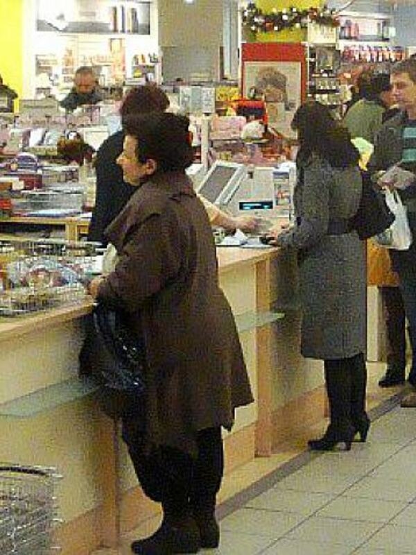 En avril 2025, le chiffre d'affaires des entreprises de vente au détail en Allemagne a diminué de 1,1 % en termes corrigés des effets calendaires et saisonniers et de 1,2 % en termes nominaux (non corrigés des effets de prix) par rapport à mars 2025.