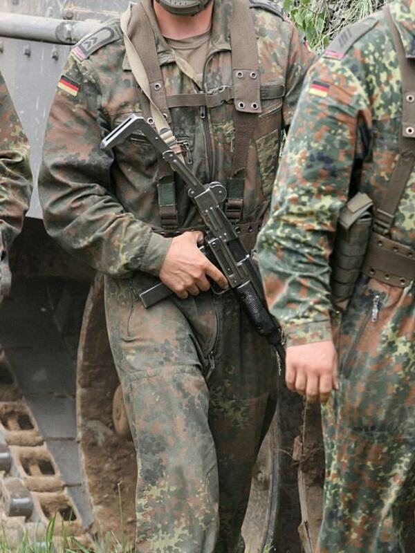 In het debat over het personeelstekort bij de Bundeswehr pleitte de voorzitter van de Defensiecommissie in de Bondsdag, Thomas Röwekamp (CDU), voor de invoering van een algemene dienstplicht.