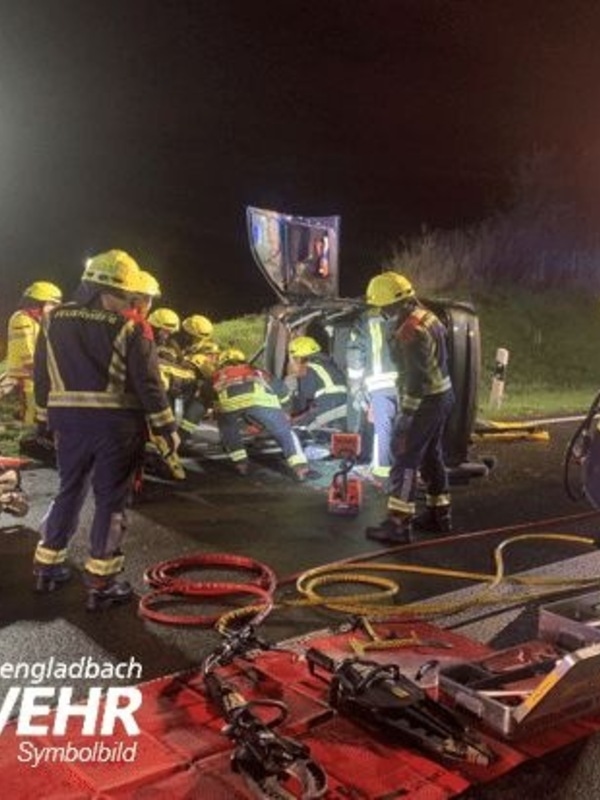 Mönchengladbach-Wickrath, 18 Mayıs 2025, 01:01, Hahner Hofstraße ve Sandstraße - Mönchengladbach, 18 Mayıs 2025 - Pazar gecesi, Mönchengladbach itfaiye departmanı, saat 01:00 civarında Hahner Hofstraße'de meydana gelen bir trafik kazası konusunda uyarı...