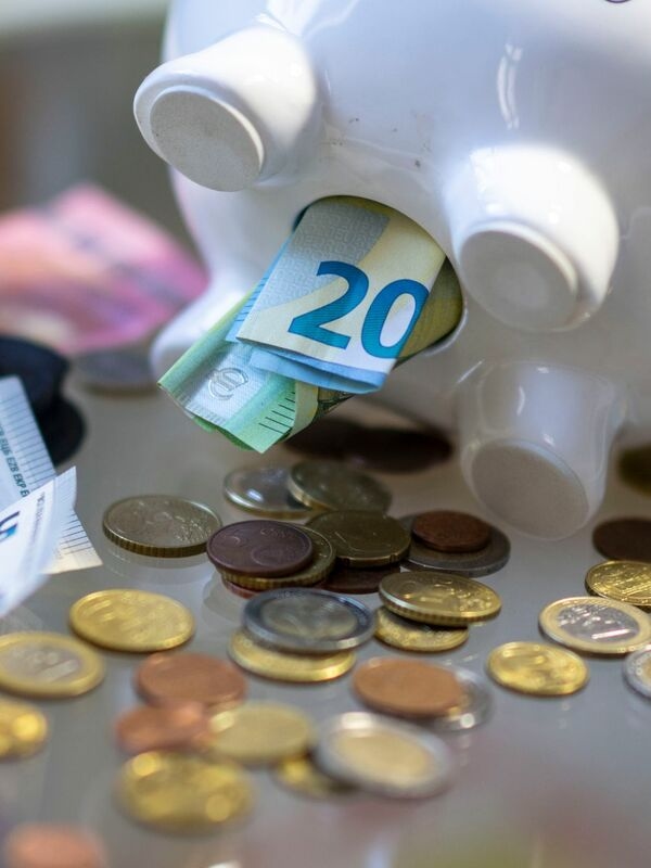 Apesar das mídias sociais e dos influenciadores financeiros, a maioria dos alemães prefere manter suas economias em contas correntes ou contas de depósito bancário.