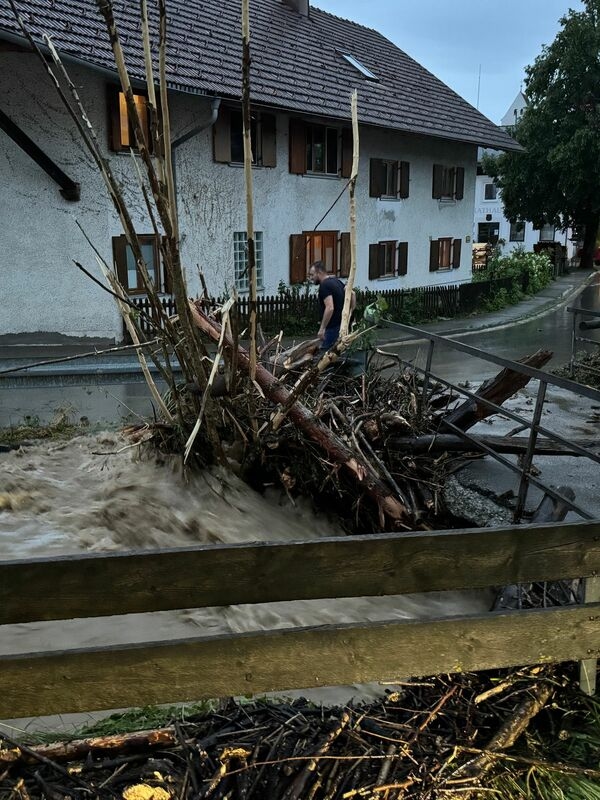 Manche Autos haben nur eine Delle, andere sind nur noch ein Schrotthaufen: Ein Unwetter kann genauso schwere Schäden anrichten wie ein Autounfall.