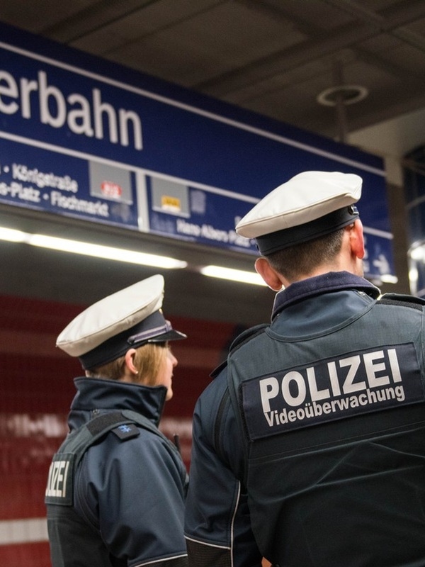Hamburg - On August 22, 2025, at around 11:40 p.m., an obviously intoxicated man (m.29) came under the radar of a Federal Police patrol on the platform at the Reeperbahn S-Bahn station.