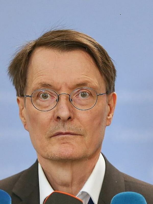 The chairman of the Bundestag's Research Committee, Karl Lauterbach (SPD), has sharply condemned the US government's attacks on the elite university Harvard.