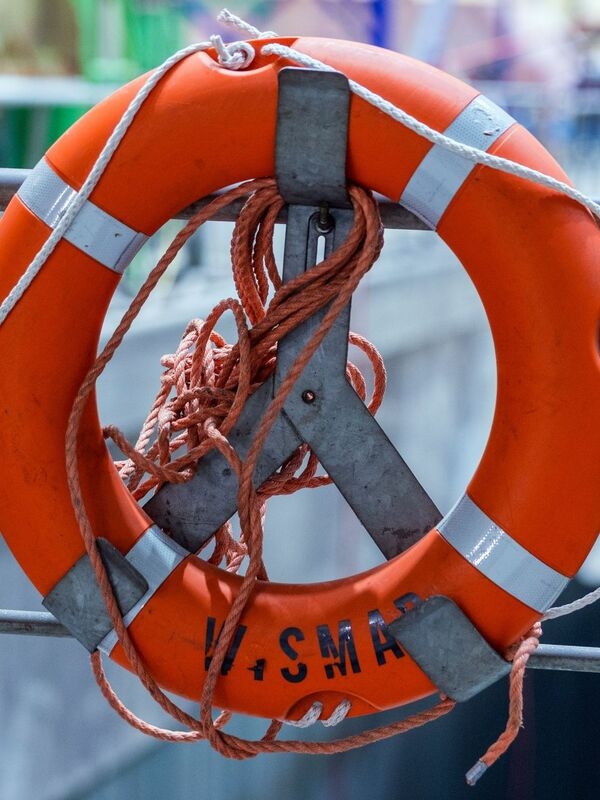 Un pêcheur tombe dans un bassin du port la nuit.