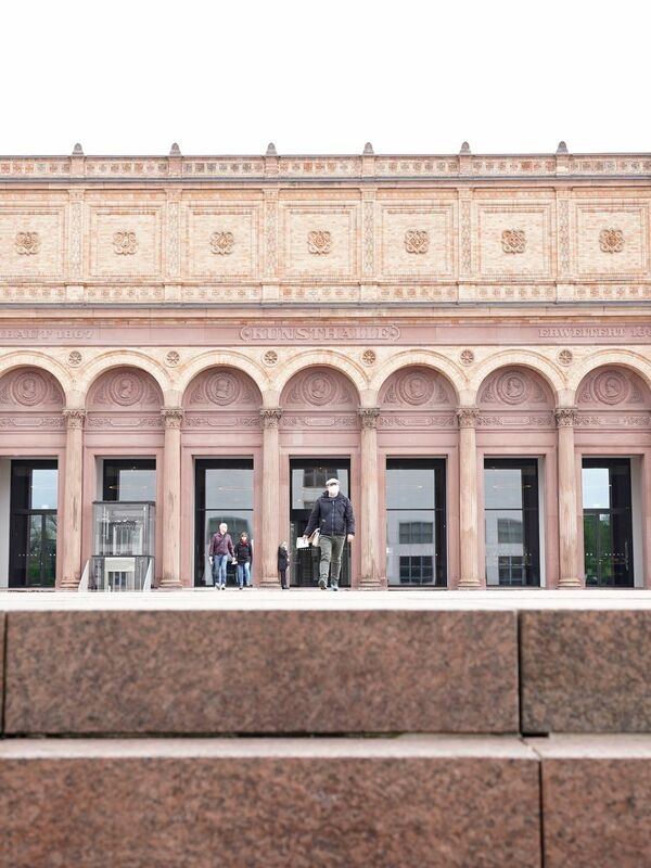 Czy chciałbyś wycieczkę z przewodnikiem po berlińskiej Wyspie Muzeów lub hamburskiej Kunsthalle? Ale nie jesteś mobilny, masz mało pieniędzy lub jesteś niedowidzący? Nic się nie stanie — jeśli potrafisz korzystać z telefonu.