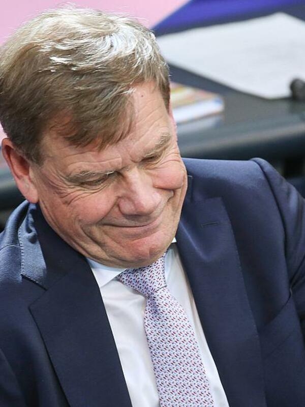 Ekspert SPD ds. polityki zagranicznej Ralf Stegner bronił federalnego ministra spraw zagranicznych Johanna Wadephula (CDU) przed opozycją jego własnej partii.