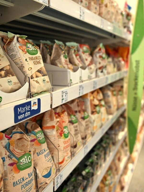 I clienti si recano sempre più spesso in farmacia per fare la spesa.
