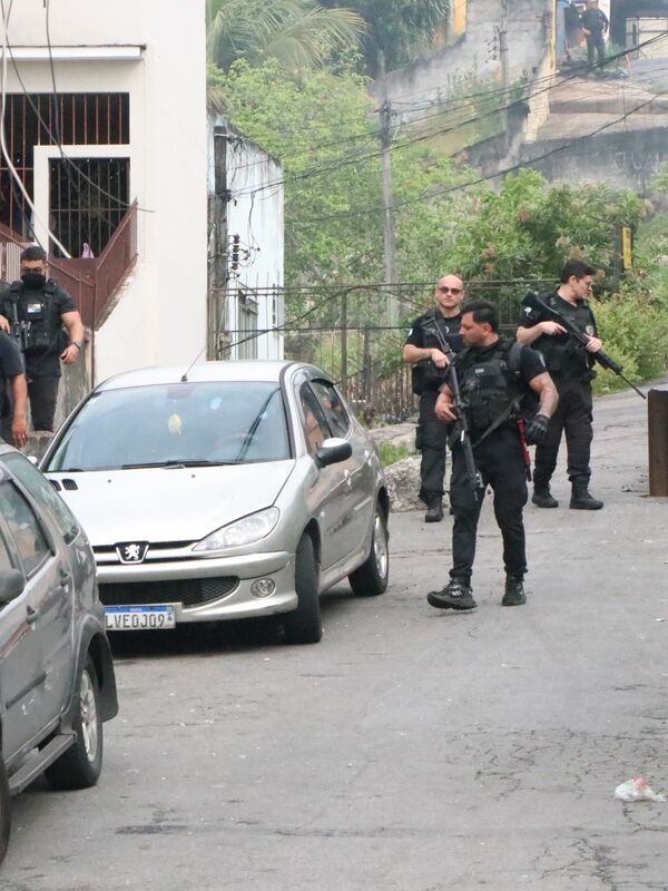 Tiroteos, barricadas incendiadas, ataques con drones: la operación contra el Comando Rojo en las favelas de la metrópoli costera desemboca en condiciones similares a una guerra civil.