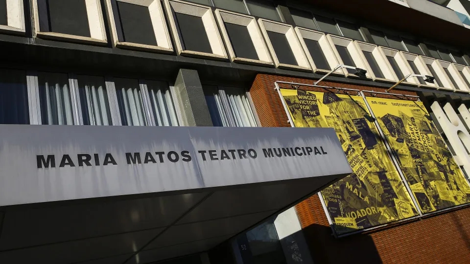 La obra 'Arte' de Yasmina Reza permanecerá tres semanas más en el Teatro María Matos
