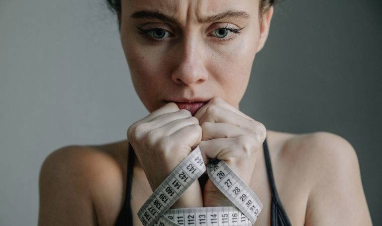 Die verborgene Seite der Schlankheitsbesessenheit: Was ist Anorexia nervosa, was sind ihre Symptome? Wie kann man das Risiko einer Anorexia nervosa verringern?