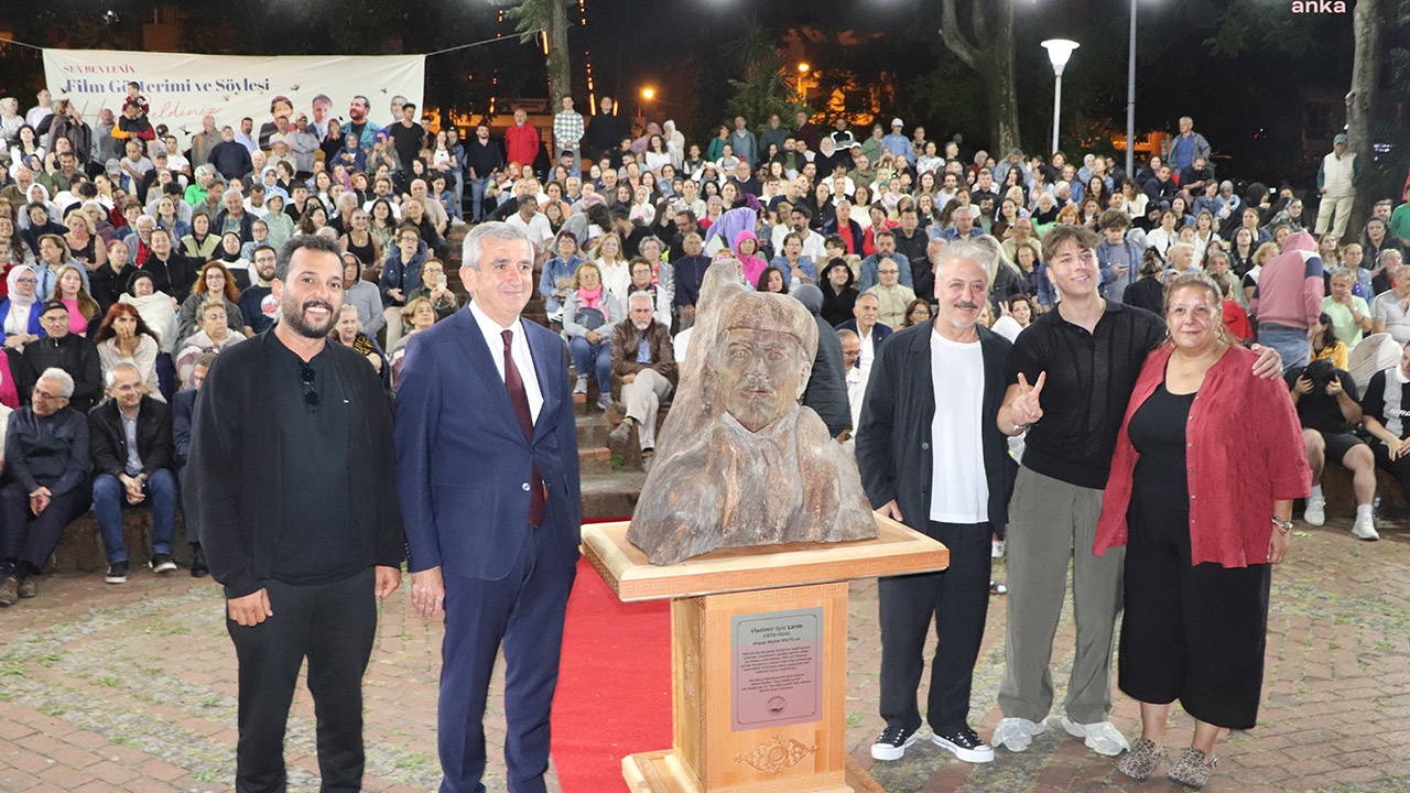 Aangespoeld Lenin-standbeeld te zien in Akçakoca