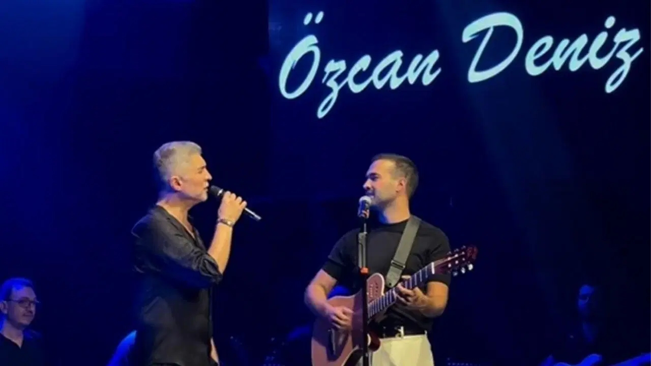 Duo surprise d'Özcan Deniz pendant les vacances : Mert Demir était l'invité sur scène