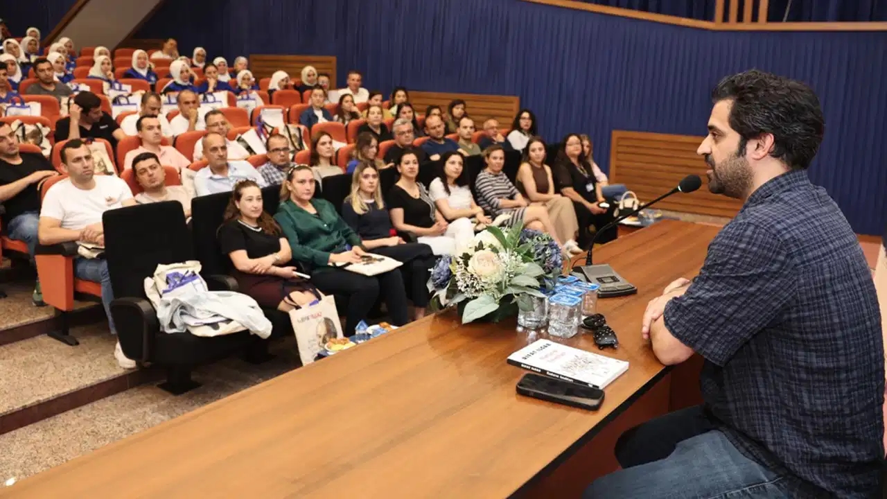 Schauspieler Uğur Uzunel sprach mit Arbeitern von Marmarabirlik über Rıfat Ilgaz