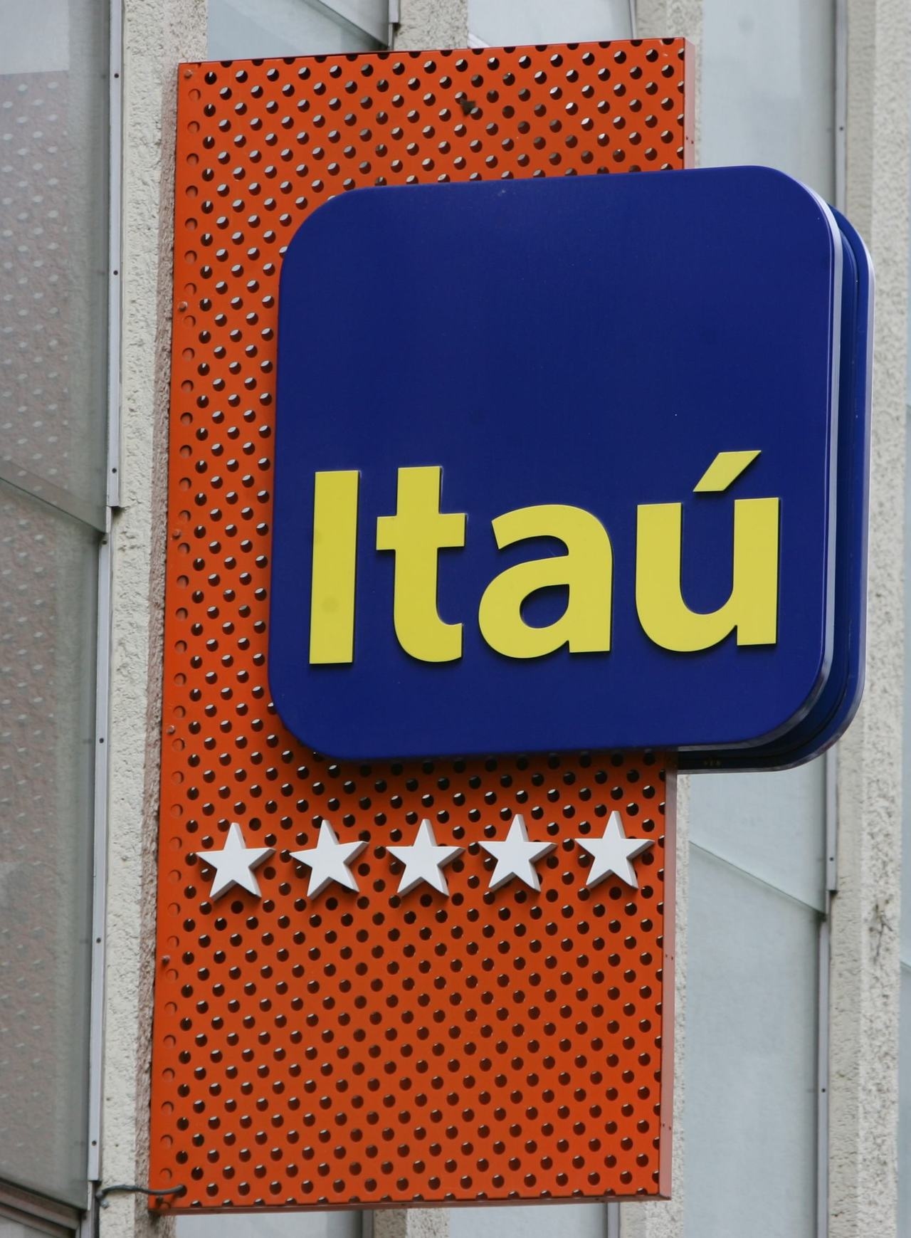 Itaú demite mil funcionários após monitoramento de atividades em home office