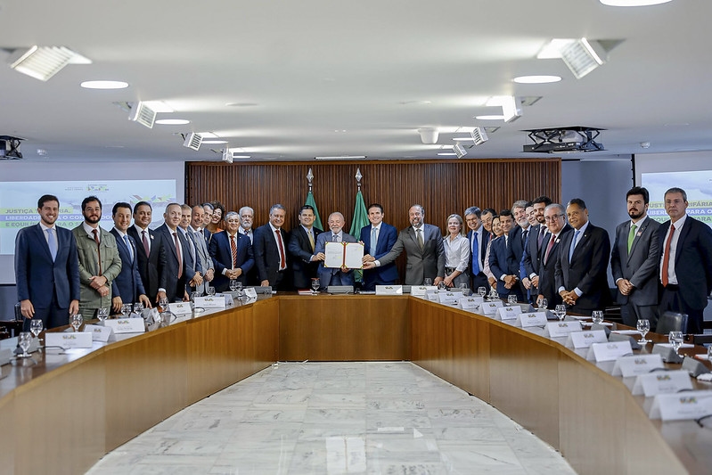 Lula, en yoksul kesimin elektrik faturalarını ödemekten muaf tutulmasını ve maliyetin başkalarına yansıtılmasını öngören yasa tasarısını imzaladı