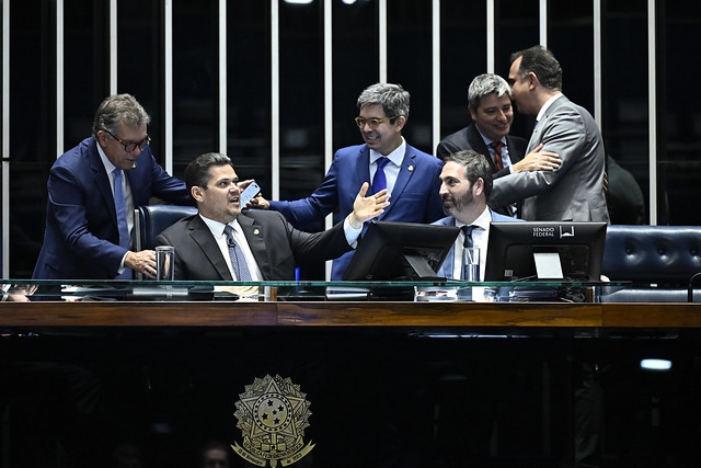 Se aprueba ajuste salarial de R$ 73 mil millones para empleados del gobierno federal