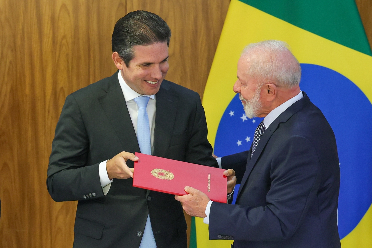Die Kammer probt einen Aufstand gegen Lula, doch Motta hilft der Regierung und verschiebt die Entscheidung über IOF