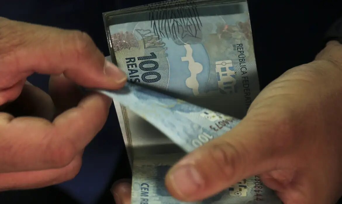 Sanayi, IOF'taki değişikliklere tepki gösteriyor ve kamu harcamalarında kesintiler talep ediyor