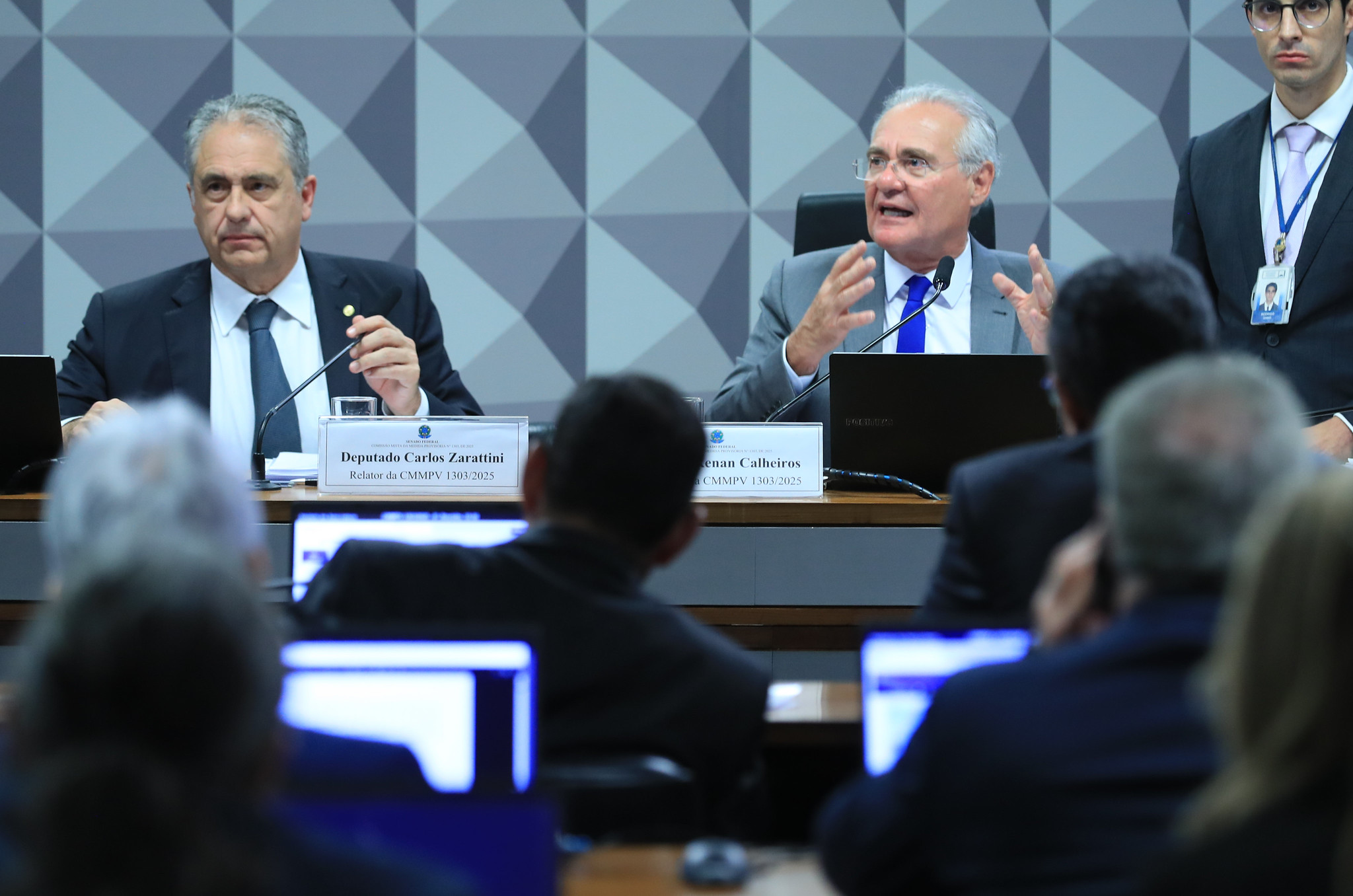 Comissão mista aprova “MP da Taxação” após acordo e resistência da oposição