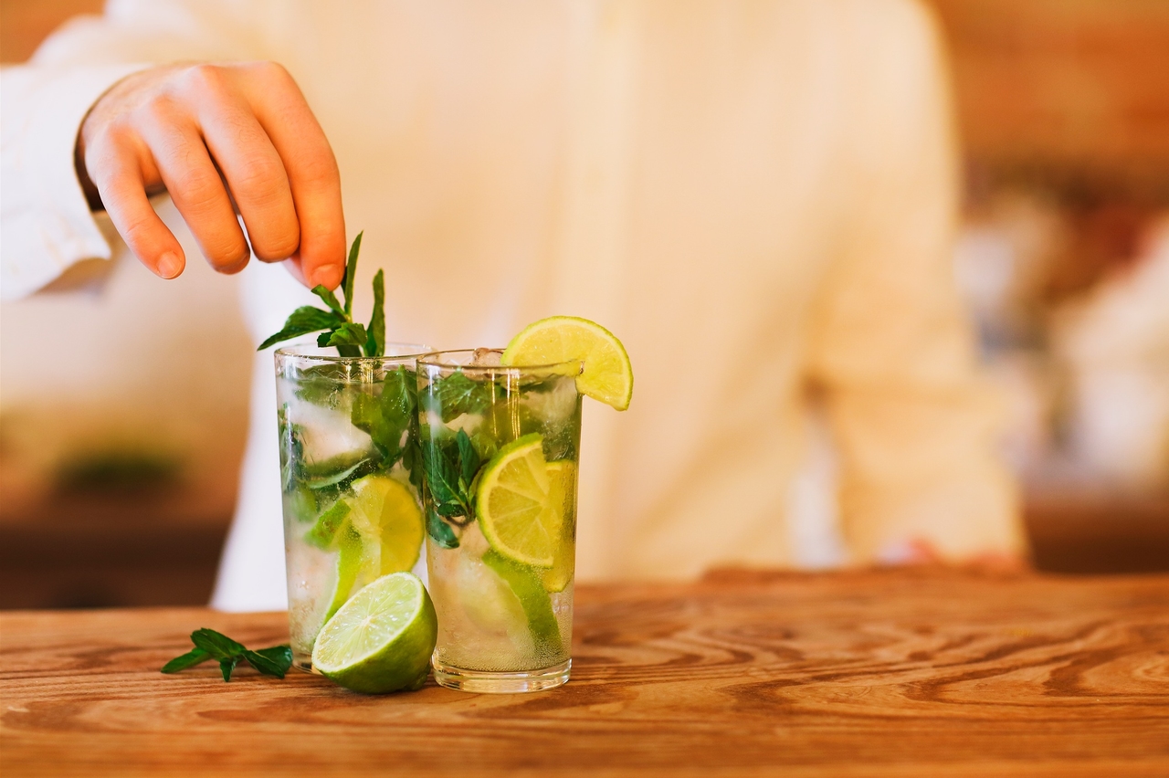 Huur een barman voor uw volgende evenement: tips voor een onvergetelijke ervaring