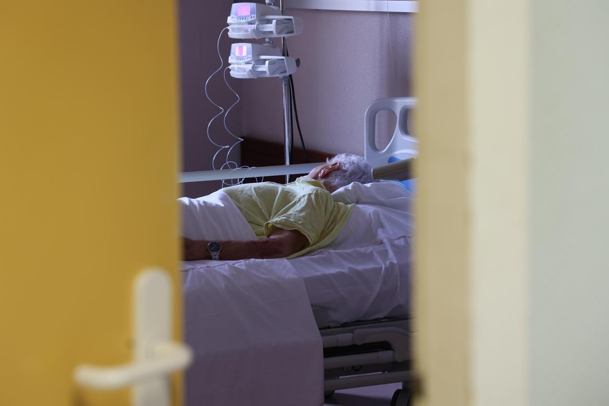 Fin de la vida: “práctica interrumpida”, “cuidado”… Médicos divididos sobre la muerte asistida