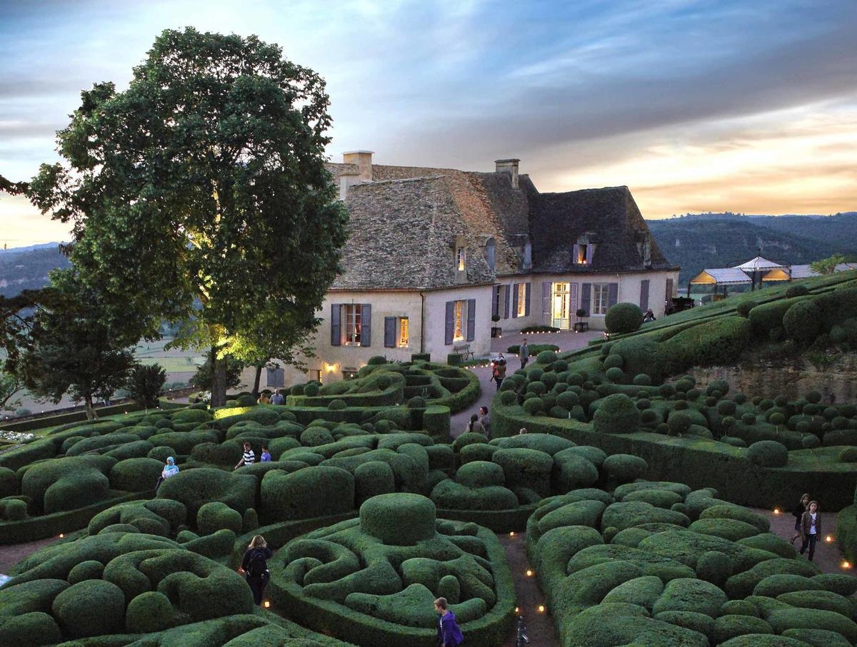 Wakacje w Dordogne: Ogrody Marqueyssac, zamek Commarque – najpiękniejsze miejsca, które można zwiedzać nocą tego lata
