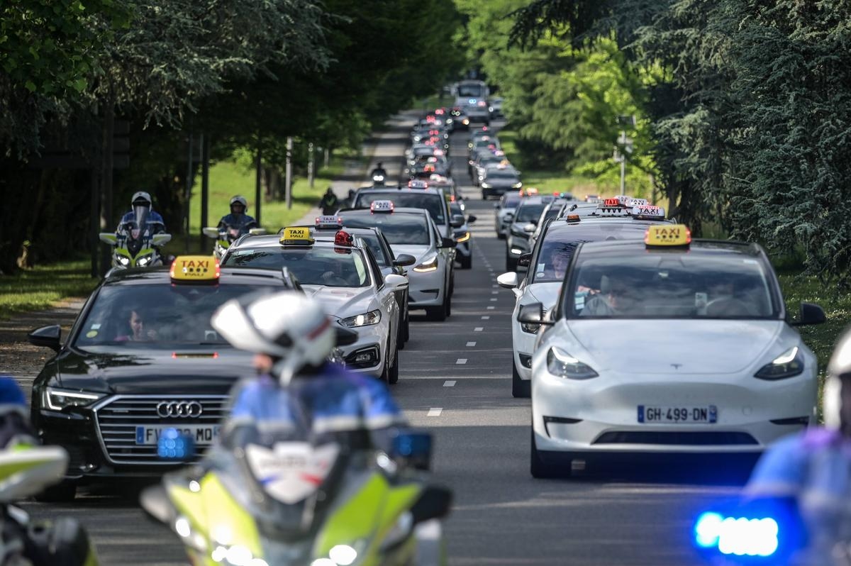 Les taxis en colère entendent poursuivre le siège de la ville de Pau