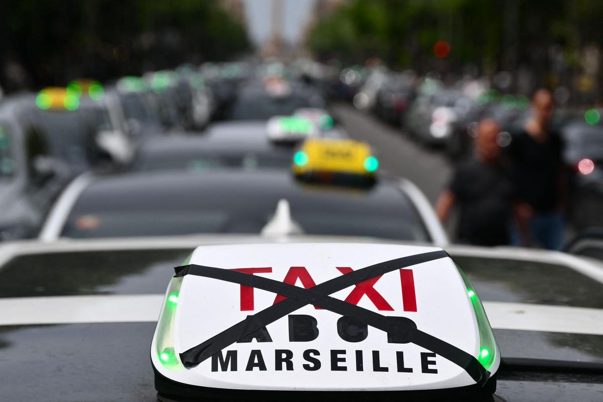 Angry taxis: crisis meeting at the Ministry of Transport with François Bayrou to defuse the conflict