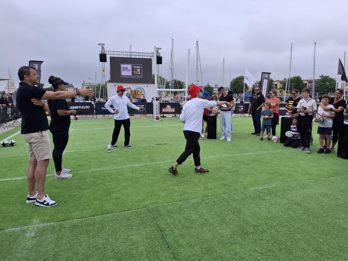 В эту субботу в Ла-Рошели группа Top 14 рекламирует себя и развлекает публику.