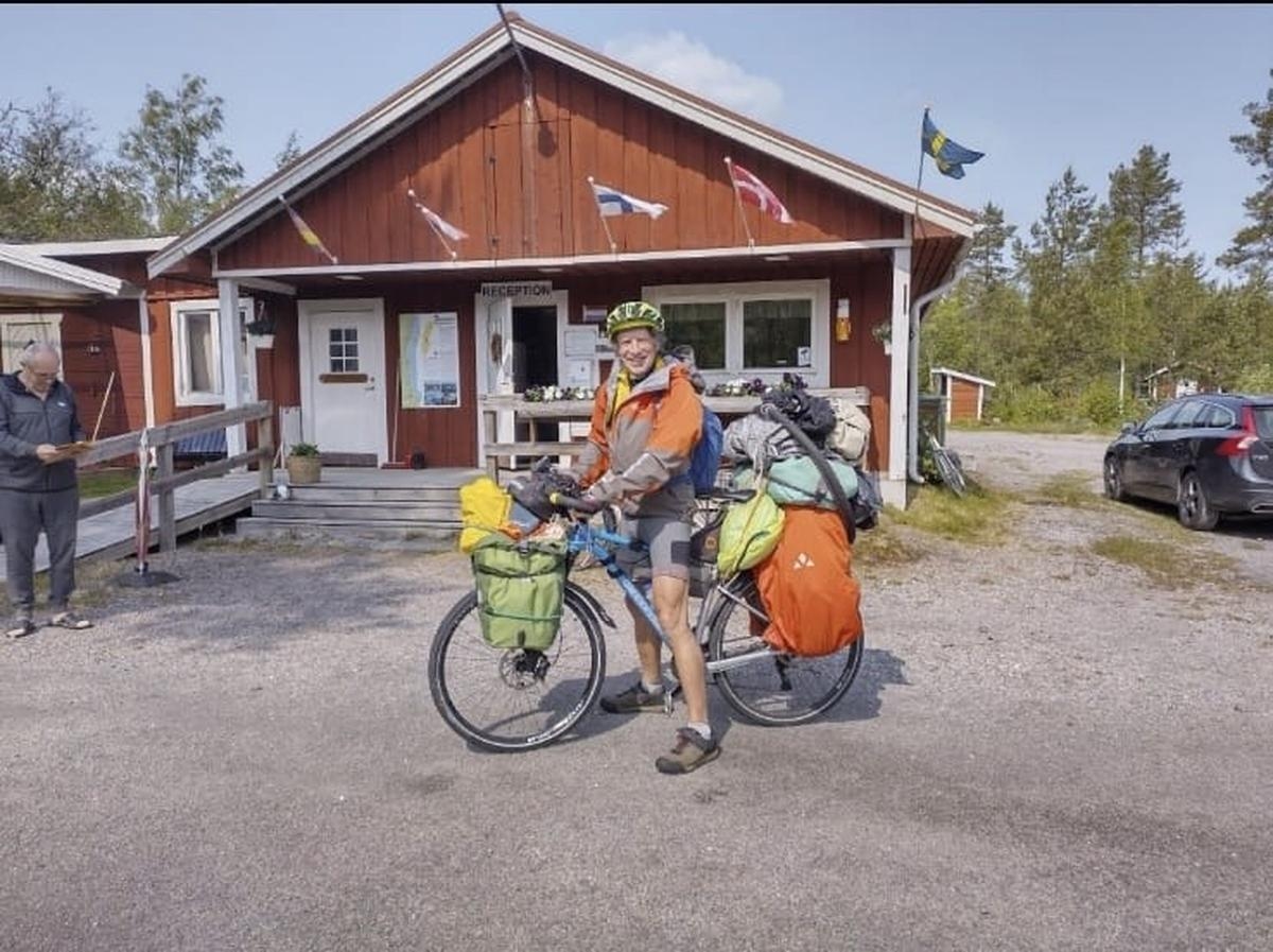 Dieser Rentner aus der Dordogne radelt fast 10.000 Kilometer, um seiner Mutter die letzte Ehre zu erweisen